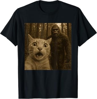 Funny Surprised Scared Cat Selfie With Sasquatsch Bigfoot T-Shirt