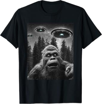 Funny Bigfoot Sasquatch shirt Selfie With Alien UFO For Men T-Shirt