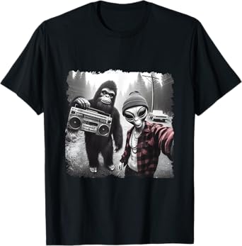 Funny Sasquatch Selfie Bigfoot Rock On UFO Alien Design T-Shirt