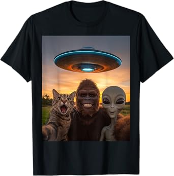 Cat Bigfoot Alien Selfie BFF Funny Photo With UFO Men Women Girls Kids T-Shirt